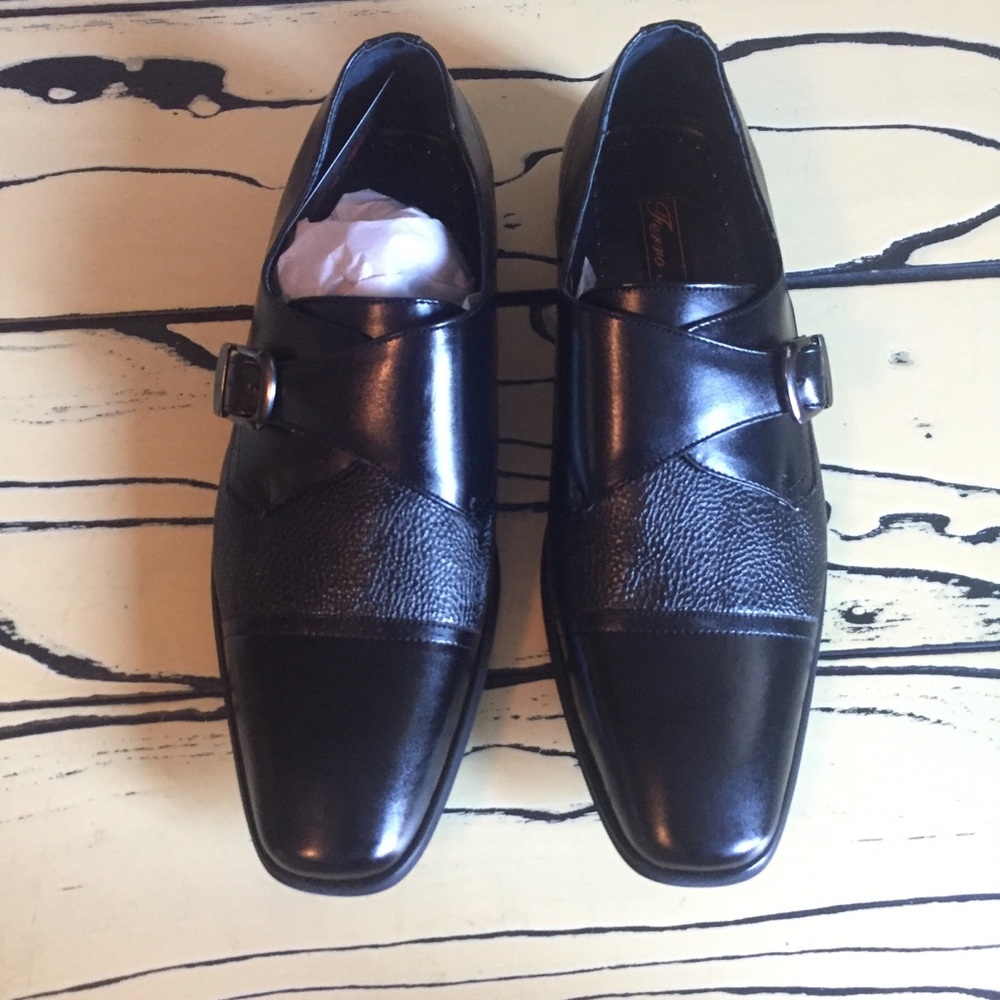 Men’s black buckle strap dress shoes